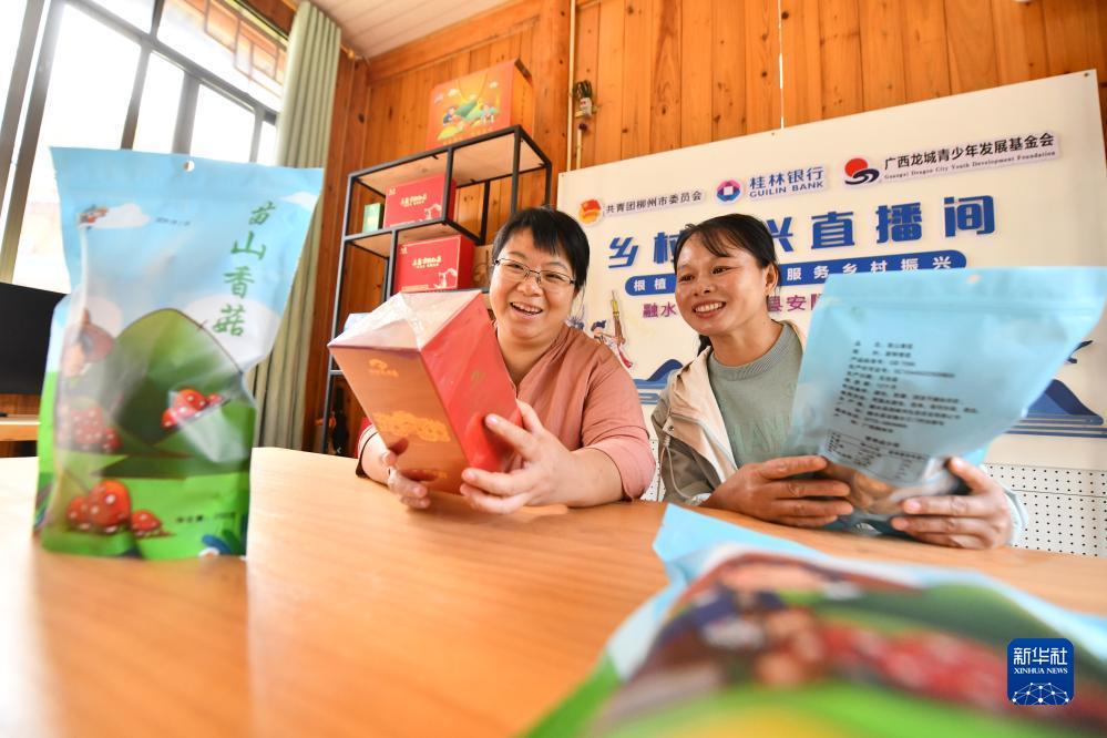 　　楊寧（左）和同事在鄉(xiāng)村振興直播間準備直播工作（10月8日攝）。新華社記者 黃孝邦 攝