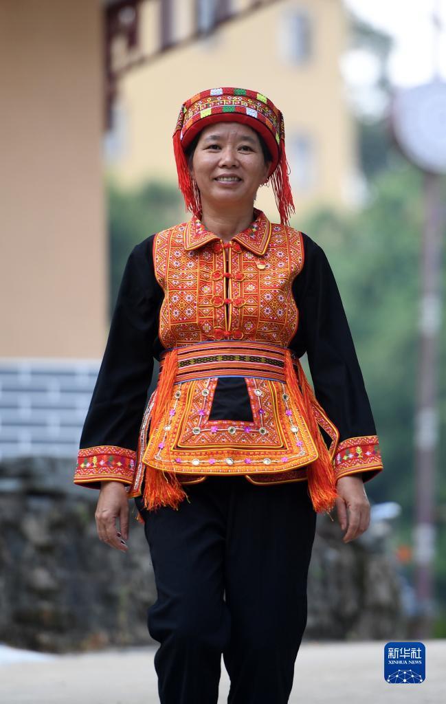 　在廣西蒼梧縣六堡鎮(zhèn)山坪村，祝雪蘭走在村道上（2022年9月22日攝）。新華社記者 陸波岸 攝